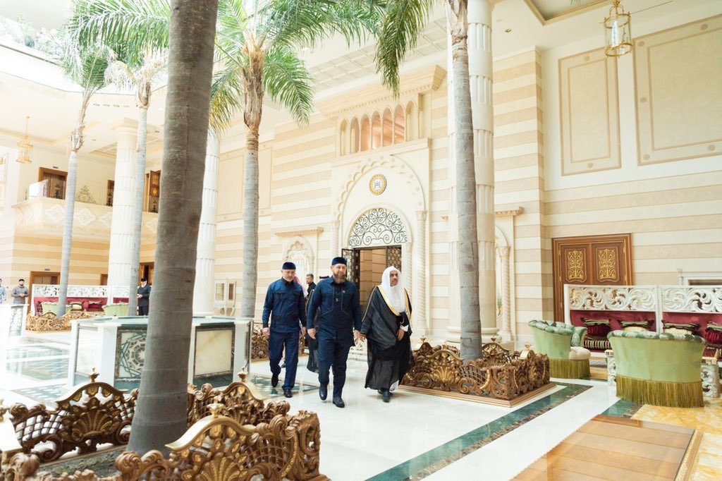 چیچینا کے صدر محترم رمضان قادیروف صدارتی محل میں شیخ ڈاکٹر محمد العیسی کا استقبال کررہے ہیں۔ ڈاکٹر العیسی کل ان شاء اللہ یورپ کے اندر سب سے بڑی جامع مسجد کی افتتاحی تقریب میں شرکت کریں گے