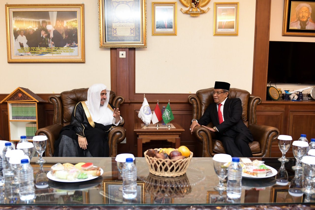 معالي رئيس جمعية نهضة العلماء الأندونيسية يقيم حفلاً خطابياً وحفل غداء تكريماً لمعالي الأمين العام (تضم الجمعية أكثر من 91 مليون عضو). فيما زار معاليه لاحقاً الجمعية المحمدية.