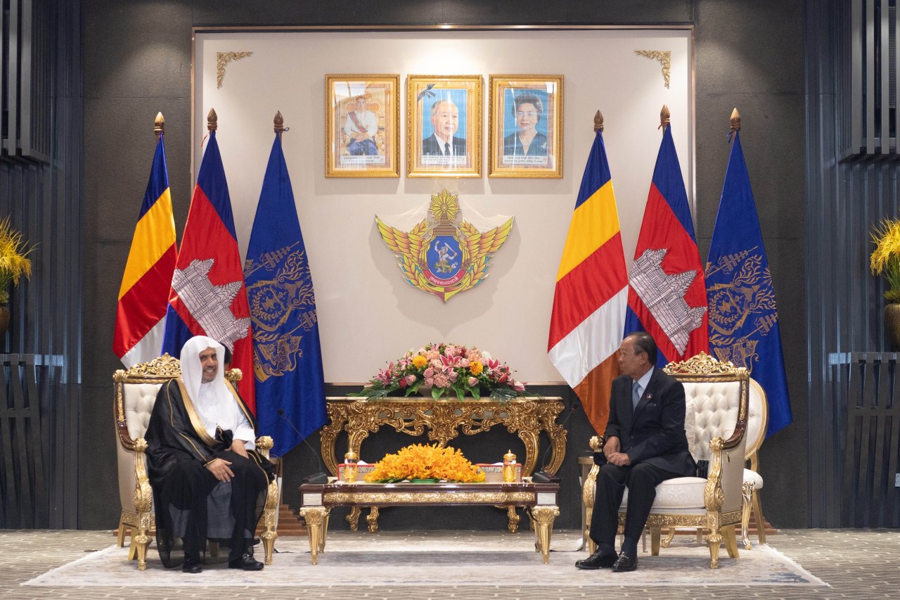 ضمن لقاءاته الرسمية بالقيادات الكمبودية:  ‏معالي الشيخ د.محمد العيسى‬⁩ يلتقي في العاصمة “بنوم بنه” معالي نائب رئيس الوزراء، وزير الدفاع الوطني، السيد تيا بانه