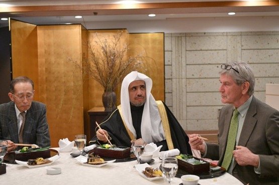 Le SG rencontrant au Japon le président du Centre de Recherche “La Paix” pour une présentation d’un grand nombre de documents relatifs à la bombe Hiroshima servant dans divers domaines