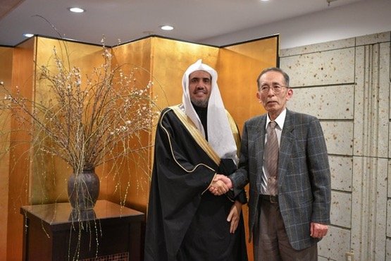 Le SG rencontrant au Japon le président du Centre de Recherche “La Paix” pour une présentation d’un grand nombre de documents relatifs à la bombe Hiroshima servant dans divers domaines