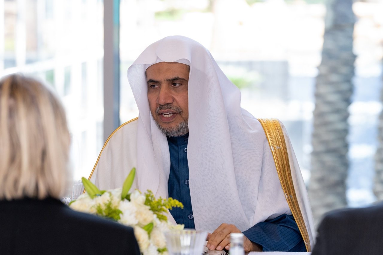 دبیر کل و رئیس انجمن علمای مسلمانان جناب شیخ د.محمد العيسى در دفتر خود در رياض با مدیر امور خاورمیانه و شمال آفریقا ،خانم هلن لوگال و هیأت همراهش دیدار کرد. در این دیدار تحولات اخیر در موضوعات مورد علاقه مشترک بررسی شد.