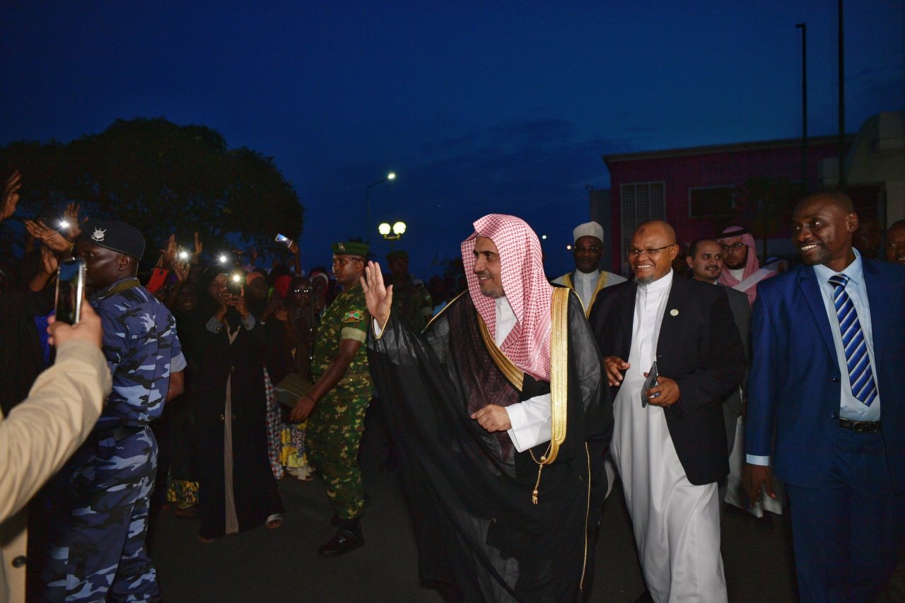 معالي أمين عام ⁧رابطة العالم الإسلامي⁩ يصل إلى جمهورية ⁧بوروندي⁩، وكان في استقباله بمطار بوجمبورا الدولي، معالي وزير الهيدروليك السيد كوم مانداكيزا ، ومعالي وسيط الدولة رئيس الإمبودسمان السيد ادوارد ندويمانا، ومعالي وزيرة العدل وحاملة الأختام السيدة إيمي لورنتين.