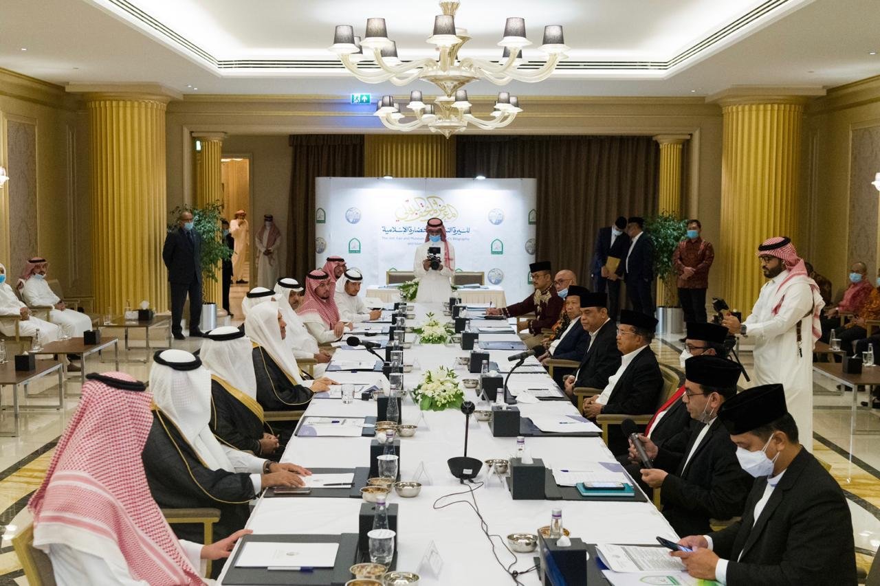 بحضور د.العيسى ودولة نائب الرئيس الإندونيسي السابق  التوقيع على اتفاقية اطلاق متاحف ومعارض السيرة النبوية في إندونيسيا