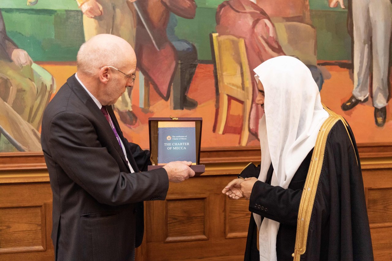 جناب شیخ دکتر محمد العیسی با جناب رئیس پارلمان ایسلند جناب آقای اشتینگریمور سیگووسون و تعدادی از نمایندگان مجلس در محل پارلمان در ریکیاویک