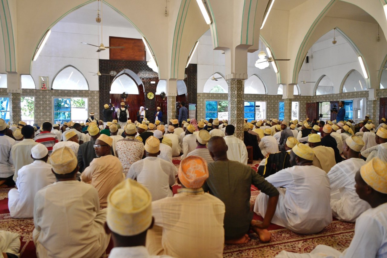 ‏معالي الشيخ د.محمد العيسى⁩ يخطب في المصلين يوم الجمعة بحضور فخامة رئيس ⁧جزر القمر⁩ .