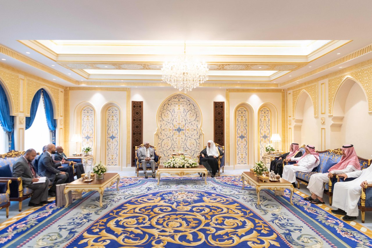 استقبل معالي الأمين العام رئيس هيئة علماء المسلمين الشيخ د.محمد العيسى‬⁩ في مقر الرابطة بمكة المكرمة، معالي المبعوث الخاص لفخامة رئيس جمهورية سريلانكا السيد نصير أحمد