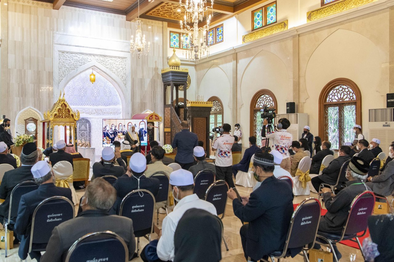 Mohammad Alissa a visité la mosquée Tun Son à Bangkok qui est considérée comme la plus ancienne mosquée du Royaume de Thaïlande construite en 1610 après JC ; le SG y a rencontré des cheikhs et des imams, afin d’échanger sur des sujets d’intérêt commun.