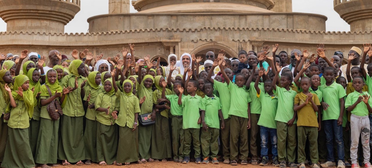عزت مآب شیخ ڈاکٹر محمد العیسی سینیگال کے شہر ، تھیس میں العافیہ کلینک اور عربی واسلامی علوم مرکز منصوبے کا سنگِ بنیاد رکھ رہے ہیں۔