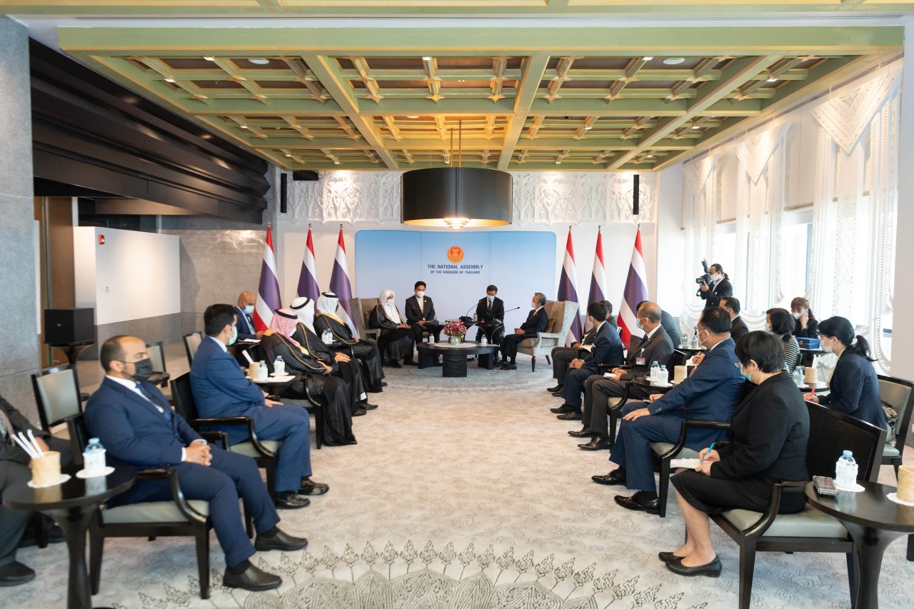 استقبل دولة رئيس البرلمان الحالي ورئيس الوزراء السابق في مملكة تايلاند‬⁩ السيد شون ليكباي في مقرّ البرلمان معالي الشيخ د. محمد العيسى‬⁩