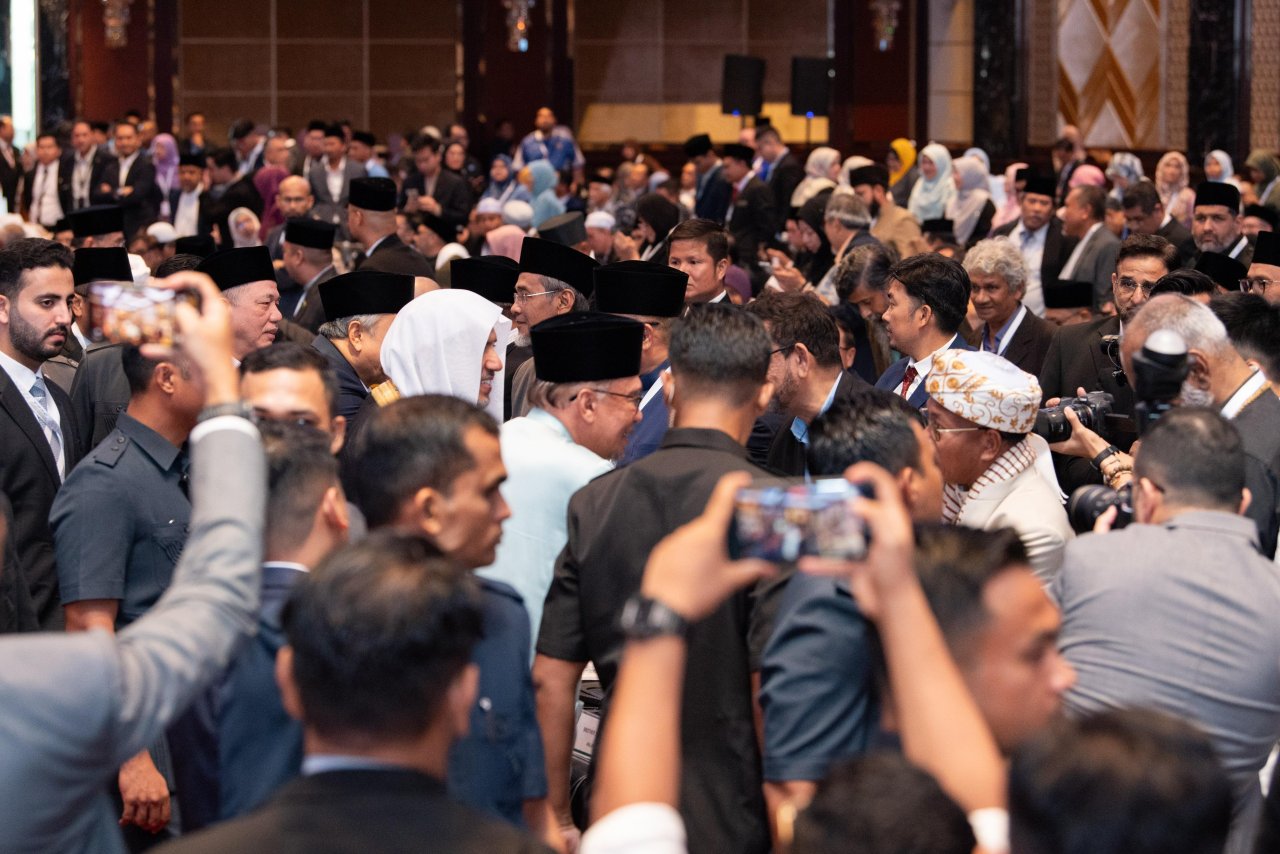 &quot;المؤتمر الدولي للقادة الدينيين&quot;؛ يحمل المؤتمرُ شعارَ &quot;تعزيز الوئام بين أتباع الأديان&quot;؛ وسيناقِش محاورَ عِدّة، تتعلَّق بالتسامُح والوسطيَّة والتعليم وبناء الجسور والمُشتركات الجامعة.