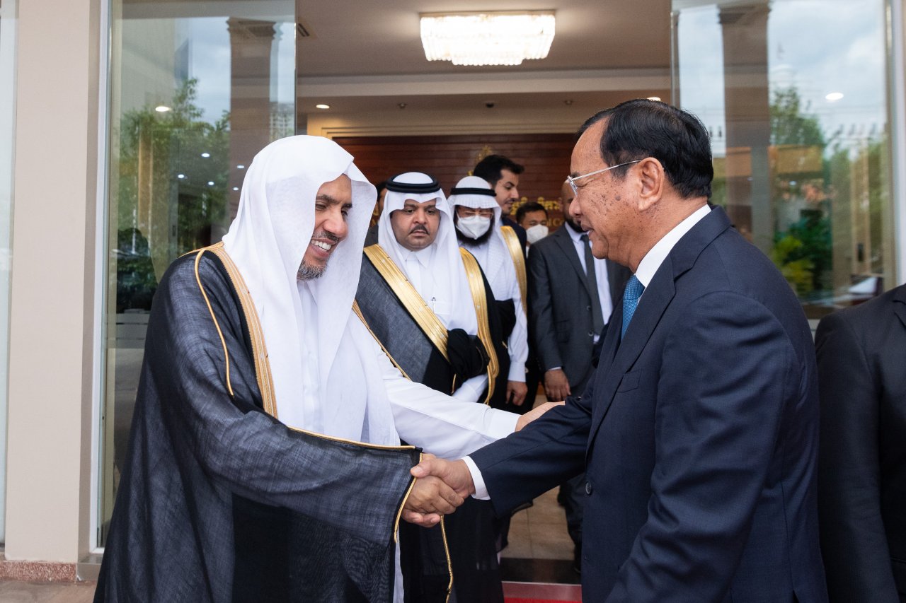 ڈاکٹر محمد العيسى وزیر اعظم کے نائب اول  اور وزیر خارجہ براک سوکون سے ملاقات کررہے ہیں