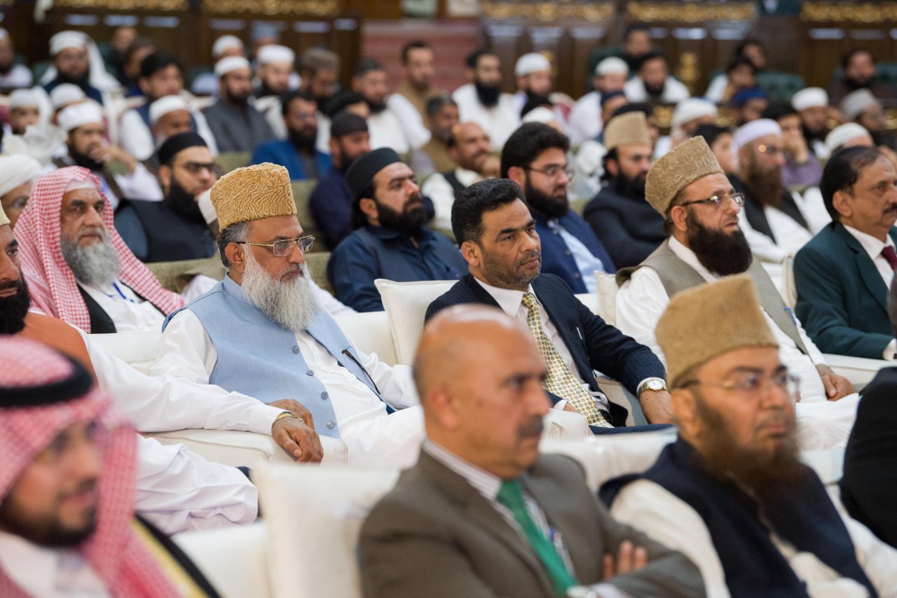 Perdana Menteri Pakistan Yang Mulia, Tuan Muhammad Shehbaz Sharif, dan Yang Mulia Sekjen LMD Syekh Dr. Mohammed Alissa, menghadiri acara penutupan penghargaan untuk para pemenang Kompetisi Tahunan Hafalan Al-Qur’an bagi anak-anak dibawah usia sepuluh tahun