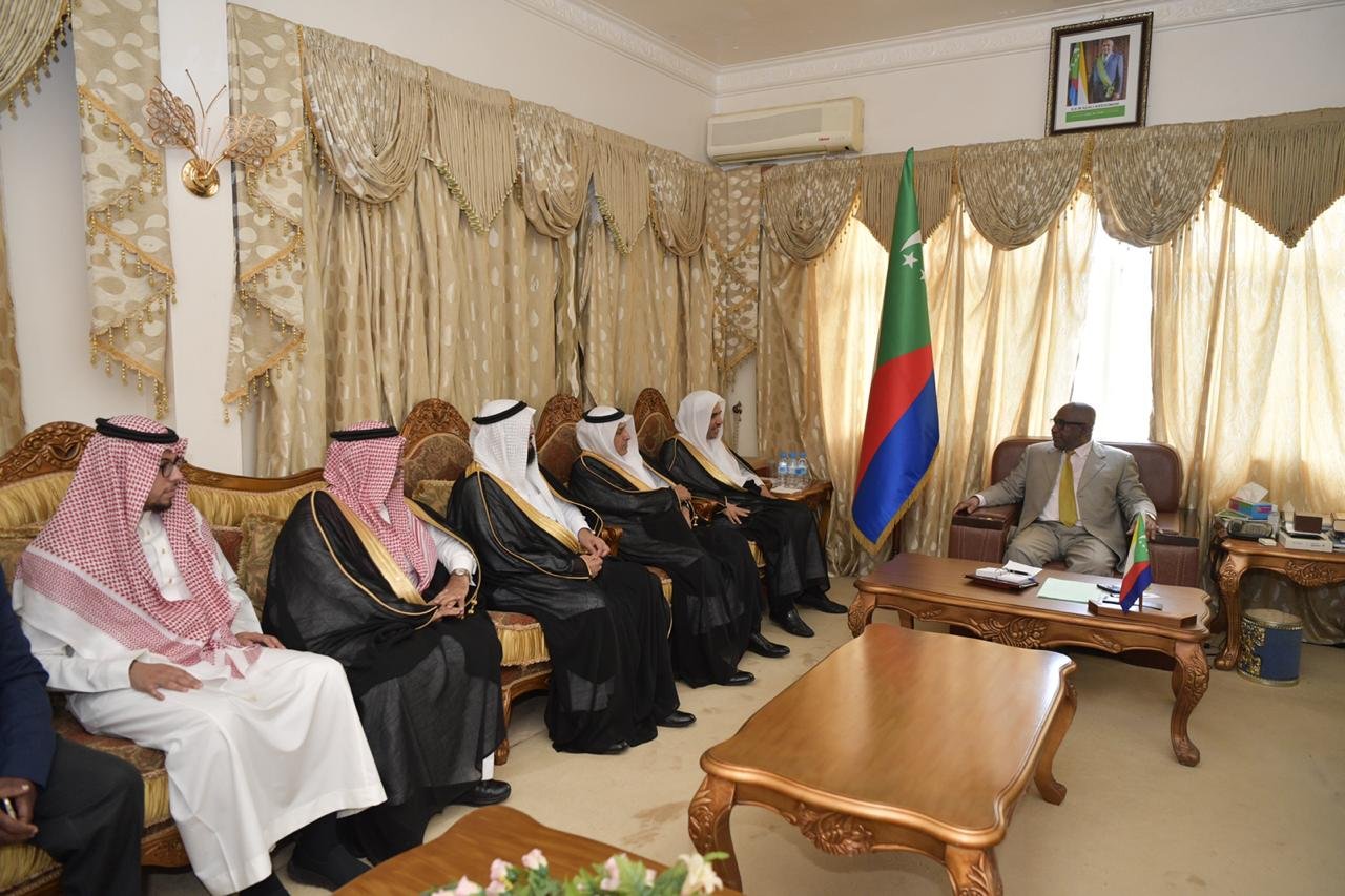 ‏فخامة رئيس ⁧جزر القمر⁩ السيد غزالي عثمان يستقبل معالي أمين عام ⁧رابطة العالم الإسلامي⁩ الشيخ د. ⁧محمد العيسى⁩، في مقر القصر الرئاسي بالعاصمة القمرية ⁧موروني⁩، حيث أشاد فخامته بالدور الكبير للرابطة والآمال المعقودة عليها عالمياً باعتبارها مظلة الشعوب الإسلامية من قبلتهم ⁧مكة المكرمة⁩.