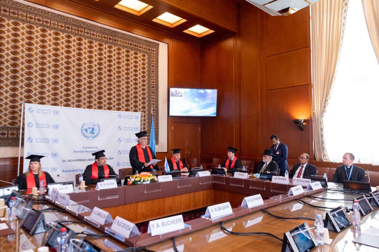 الأمم المتحدة‬⁩ عبر جامعتها للسلام تمنح درجة الدكتوراه الفخرية لمعالي الشيخ د. محمد العيسى‬⁩