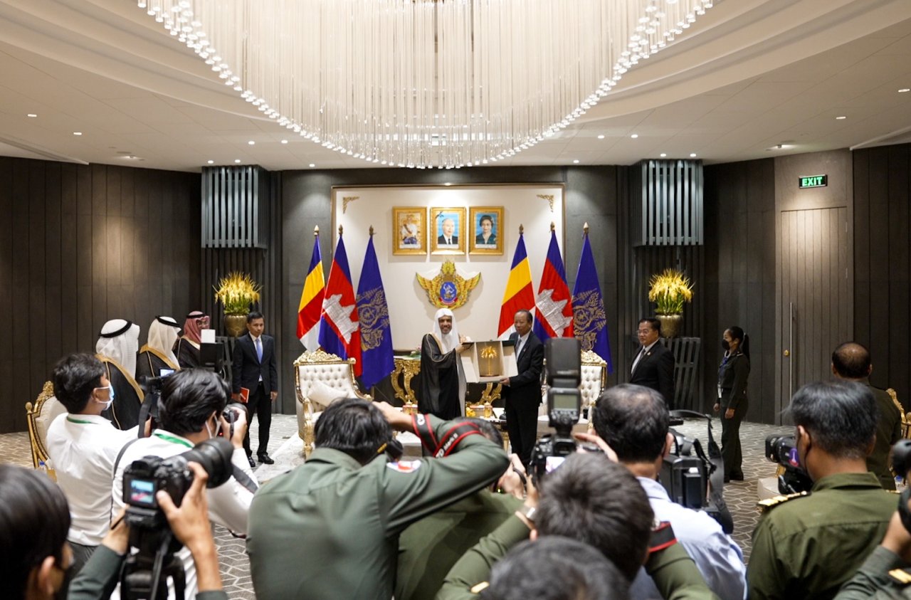 ضمن لقاءاته الرسمية بالقيادات الكمبودية:  ‏معالي الشيخ د.محمد العيسى‬⁩ يلتقي في العاصمة “بنوم بنه” معالي نائب رئيس الوزراء، وزير الدفاع الوطني، السيد تيا بانه