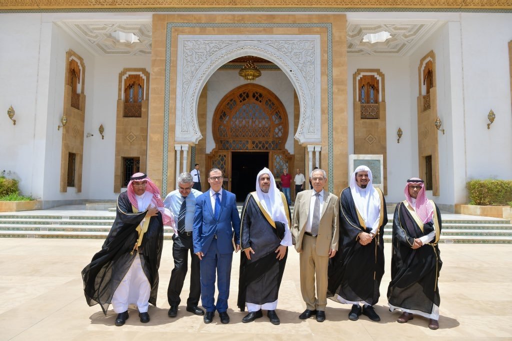 Le SG de la LIM Cheikh D.Mohamed Al Issa visite La Maison du Hadith Elhassania à Rabat et rencontre son directeur Ahmed Elkhamlichi avec qui, il a traité de sujets scientifiques , idéologiques, de la façon d’échanger et de s’entraider.