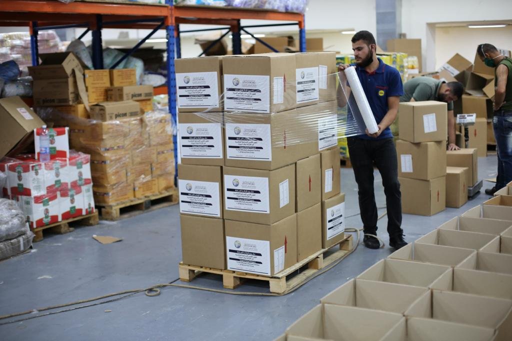 شرعت ⁧‫رابطة العالم الإسلامي‬⁩ خلال الأيام الماضية في برنامج العون الغذائي كمرحلة أولى؛ لمد يد العون لمتضرري ⁧‫مرفأ بيروت‬⁩: