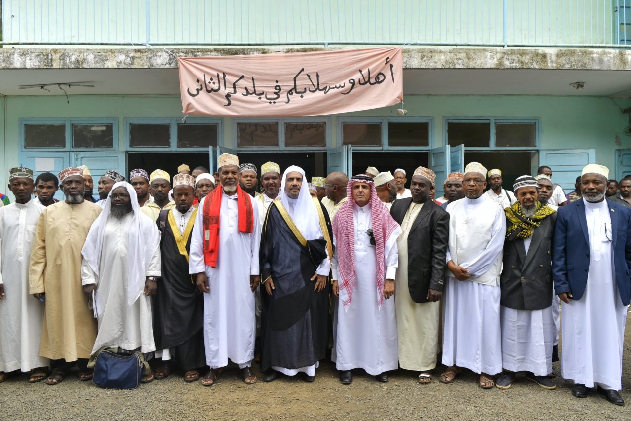 ‏معالي الأمين العام الشيخ د. ⁧محمد العيسى⁩ يلتقي في ⁧جزر القمر⁩ ، العلماء الأفارقة، موضحاً أن متانة التدين الإفريقي لاتسمح لأحد باختراق اعتداله الإسلامي ووئامه الوطني، وأنه ضرب الأمثلة في مستوى الوعي والثبات على قيم هويته، مؤكداً لهم أن ⁧رابطة العالم الإسلامي⁩ هي منهم وإليهم.