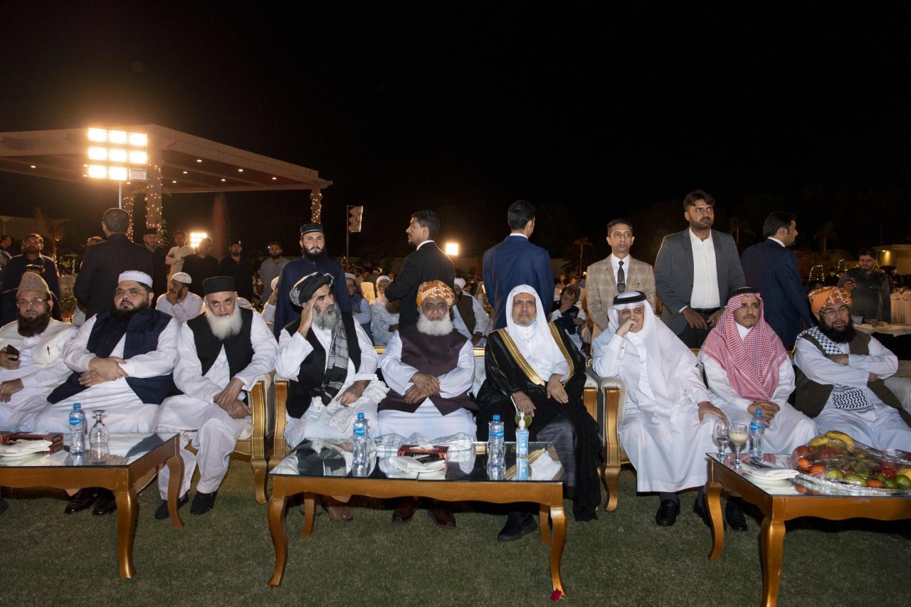 ‎حفاوة كبيرة من علماء ووجهاء باكستان: ‎أميرُ جمعية علماء باكستان مولانا فضل الرحمن، ومعالي الوجيه والوزير الاتحادي السيناتور بمجلس الشيوخ السيد طلحة محمود، يحتفيان بزيارة معالي الأمين العام الشيخ د. #محمد_العيسى، بحضور كبار الشخصيات الدينية والحكومية والبرلمانية والدبلوماسي