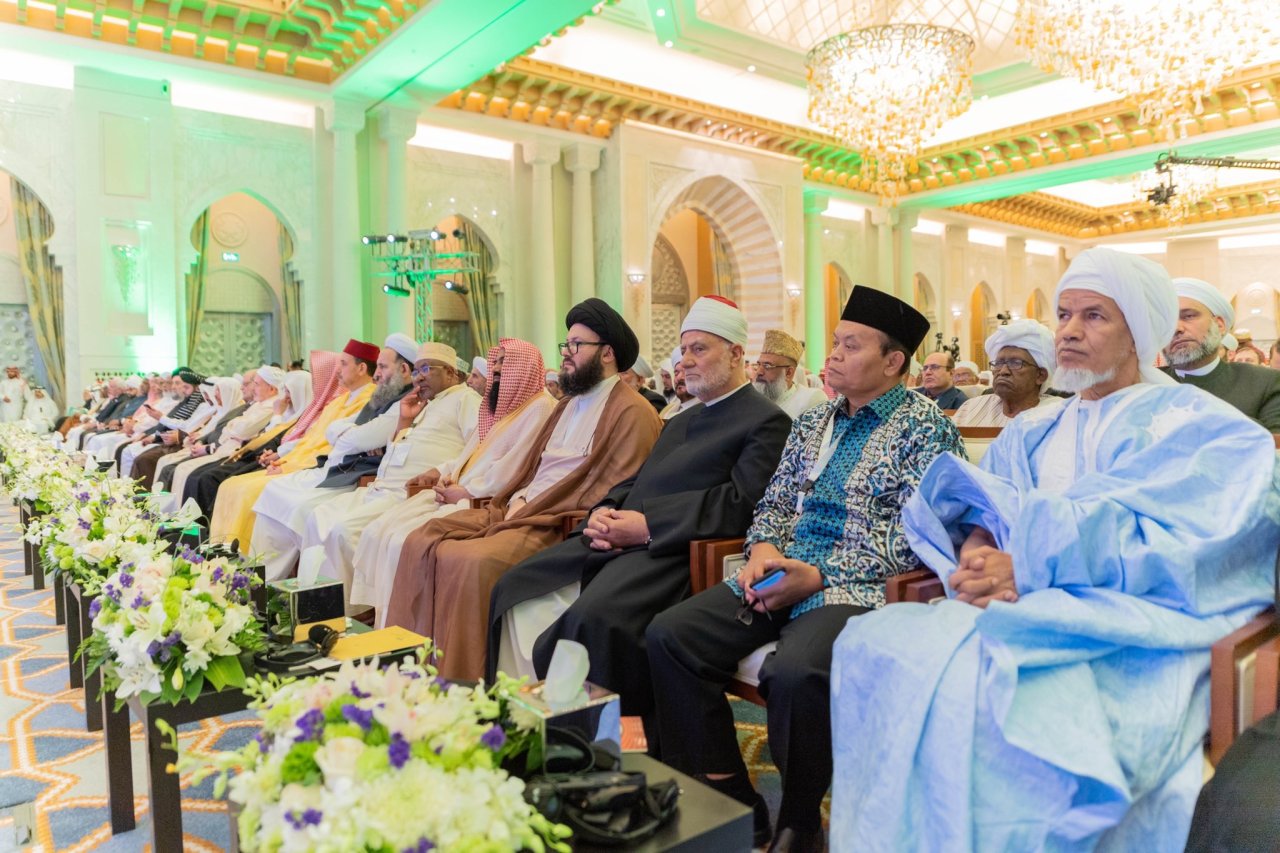 مفتو الأمة الإسلامية وكبار علمائها يعلنون ⁧وثيقة مكة المكرمة⁩ في ختام مؤتمرهم من أفياء الكعبة المشرفة حيث مرجعيتهم وقبلتهم الإسلامية الجامعة.