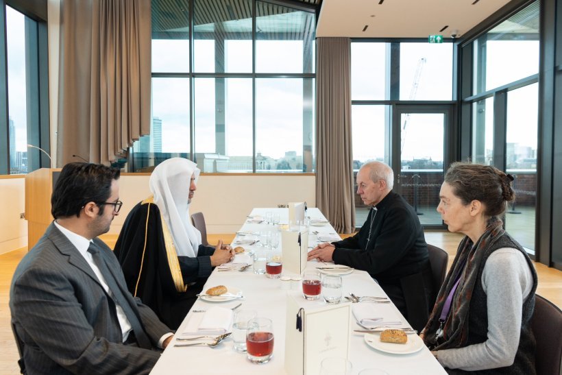 اين جنابِ ارجمند، رياست اجلاس سران جوامع اسلامی در اروپا، با حضور بيش از سيصد تن از رهبران دينی و مفتی ها را برعهده دارد :