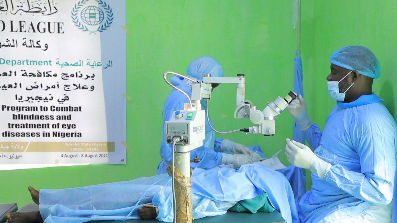تُنفّذُ رابطة العالم الإسلامي‬⁩ مشروعاتٍ طموحةً لمكافحة أمراض العمى في أفريقيا