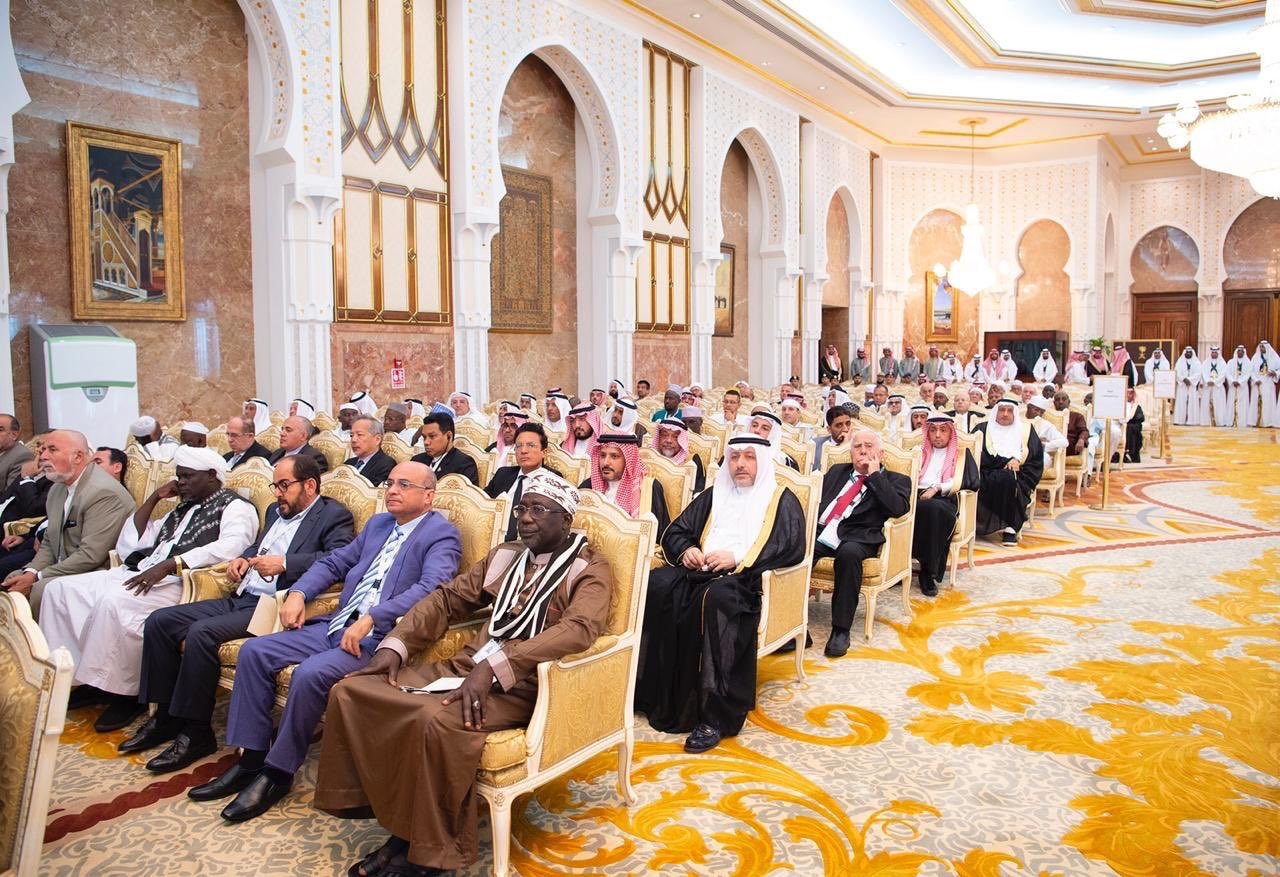 Les invités de la Ligue Islamique Mondiale ont eu l’honneur de participer à la réception annuelle donnée par le Serviteur Deux Saintes Mosquées pour les personnalités islamiques à l’occasion du Hajj 1440.