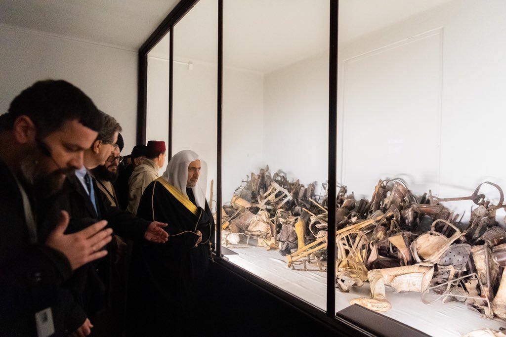 معالي د. ⁧‫محمد العيسى‬⁩ خلال زيارته لمواقع الإبادة في ⁧‫البوسنة والهرسك‬⁩ و ⁧‫أوشفيتز‬⁩ : ببولندا نؤكد تجريمنا الشديد لتلك الفضائع الوحشية