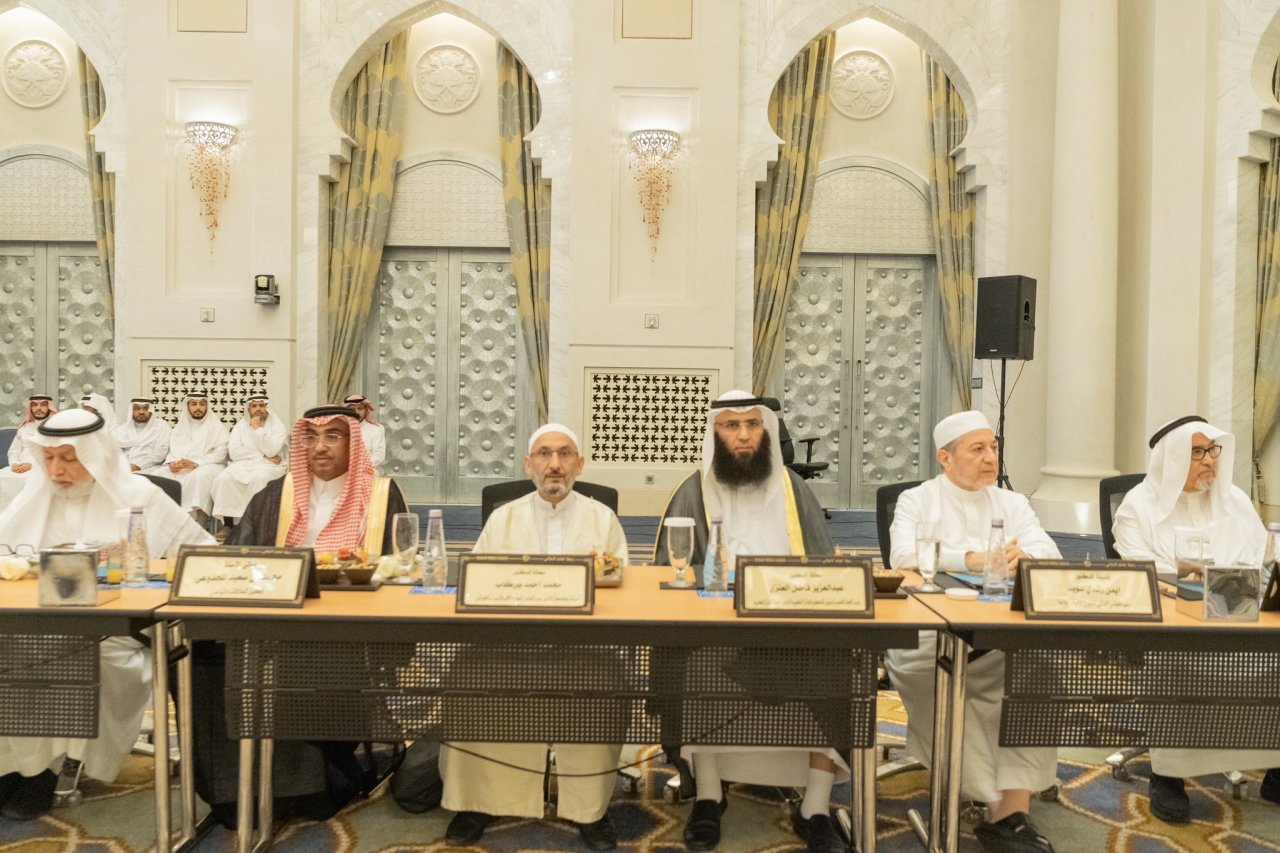 Le D. Mohammad Alissa ouvre les travaux du séminaire «Au service des deux révélations» organisée par la Ligue Islamique Mondiale avec l’OMCS à La Mecque avec la participation de savants venus de 36 pays.