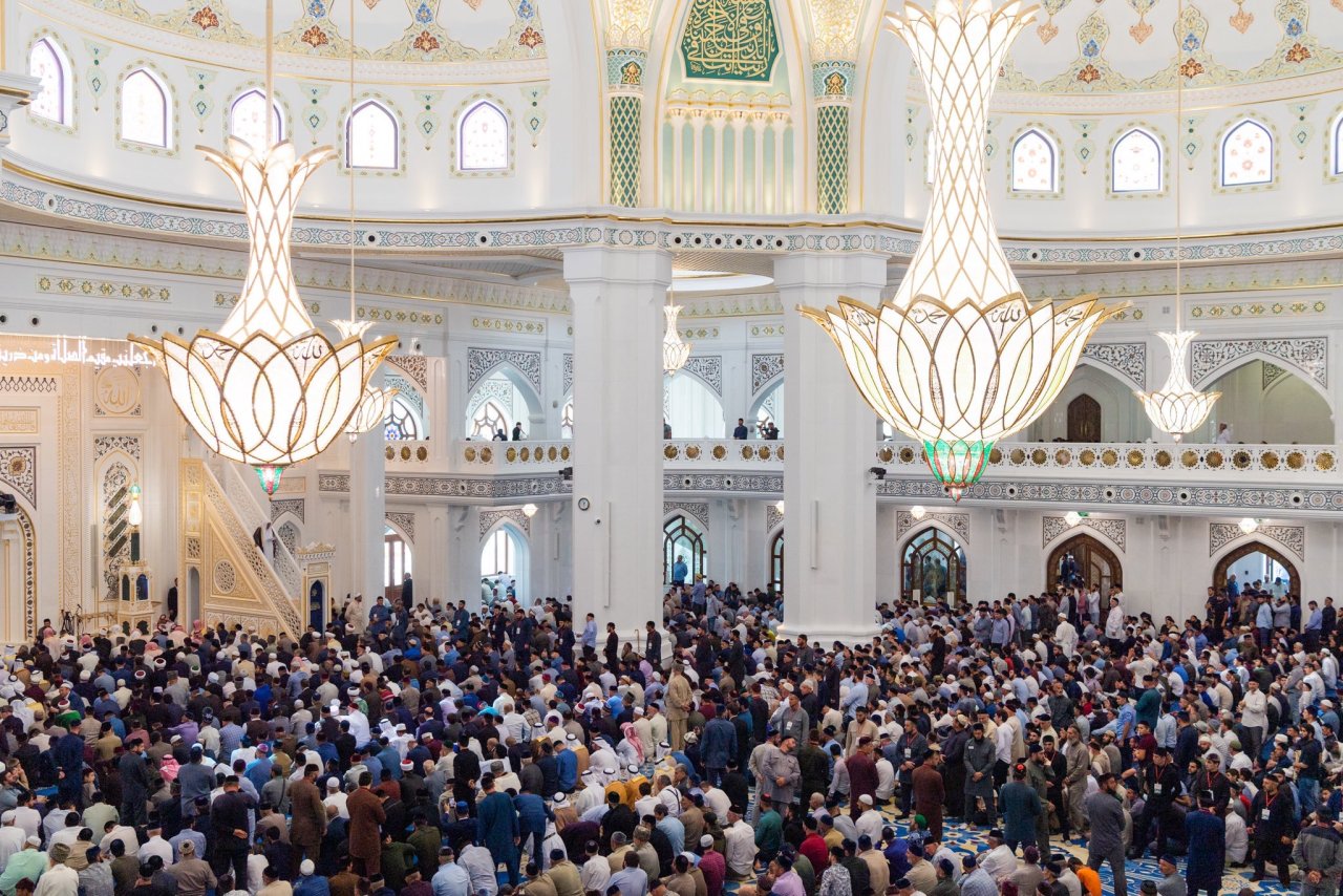 فخامة الرئيس الشيشاني رمضان قاديروف يطلب من معالي الشيخ د. ⁧محمد العيسى⁩ إلقاء أول خطبة في أكبر جامع بأوروبا بعد مراسم احتفال تدشينه هذا اليوم