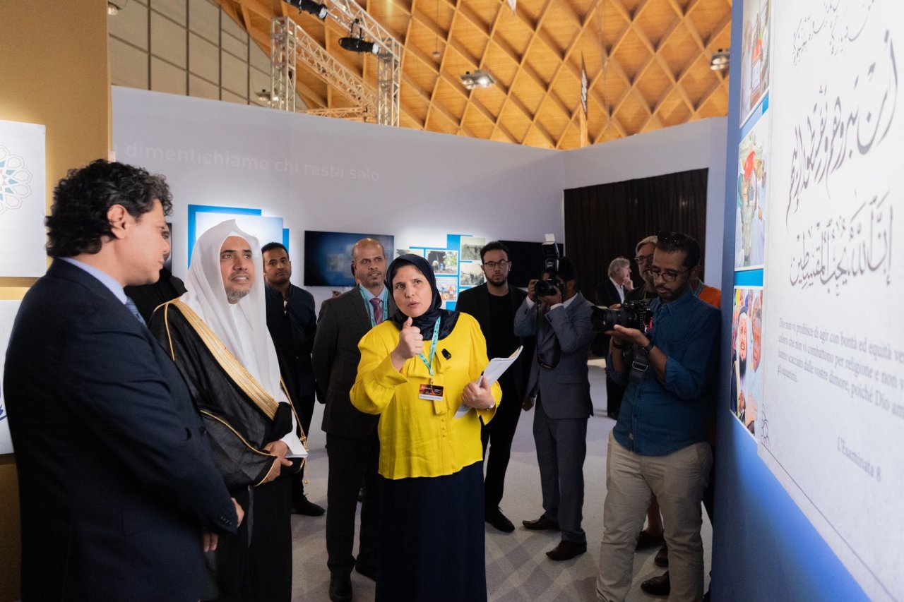 Le D.Mohammad Alissa a inauguré une aile d’exposition de la Ligue Islamique Mondiale au Forum de Rimini pour l’amitié entre les peuples qui plus d’un million de visiteurs et qui est considéré comme l’un des plus grands forums d’Europe.