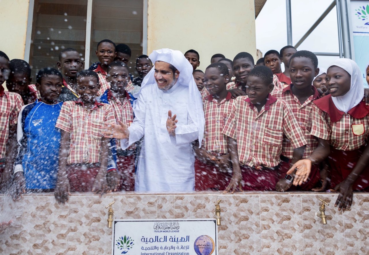 معالي الشيخ د. محمد العيسى⁩ يدشن مشروع توفير المياه للأسر المحرومة من وصول المياه العذبة إلى قراهم في ⁧غانا⁩