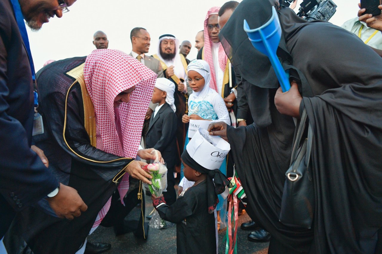 معالي أمين عام ⁧رابطة العالم الإسلامي⁩ يصل إلى جمهورية ⁧بوروندي⁩، وكان في استقباله بمطار بوجمبورا الدولي، معالي وزير الهيدروليك السيد كوم مانداكيزا ، ومعالي وسيط الدولة رئيس الإمبودسمان السيد ادوارد ندويمانا، ومعالي وزيرة العدل وحاملة الأختام السيدة إيمي لورنتين.