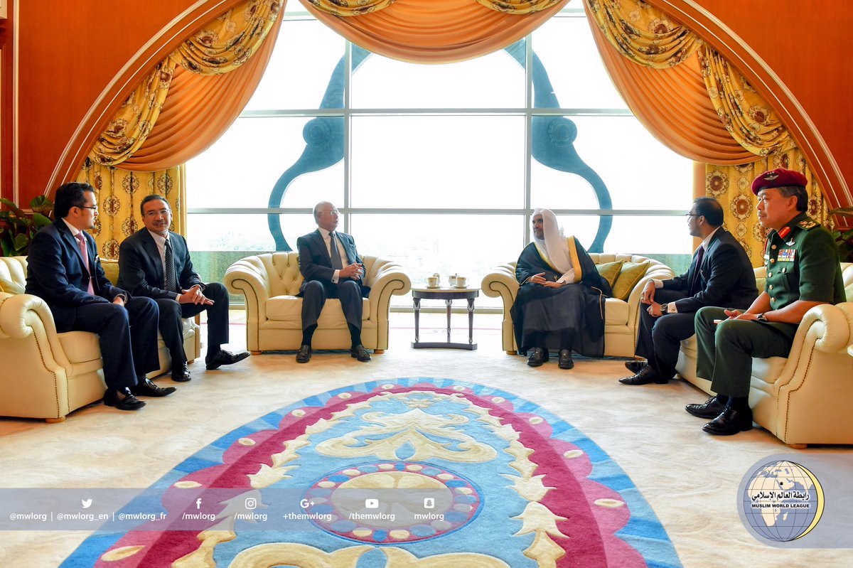 دولة رئيس الوزراء الماليزي السيد محمد نجيب عبد الرزاق مستقبلاً معالي أمين عام رابطة العالم الإسلامي الشيخ د. محمد العيسى بكوالالمبور