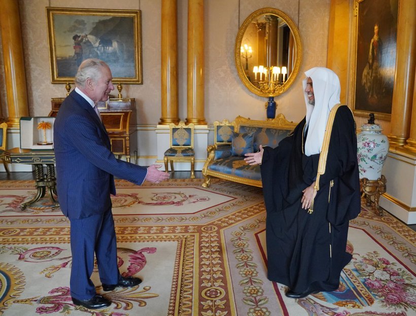 Lors du premier accueil officiel d'une personnalité musulmane au palais de Buckingham dans la capitale britannique : Le Roi Charles III reçoit le Secrétaire général de la Ligue islamique mondiale cheikh Mohammad ben AbdelKarim Alissa.
