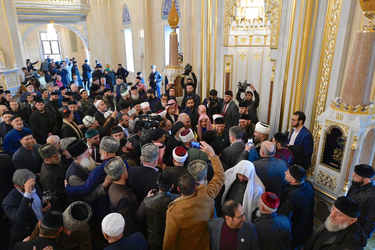 Photos du congrès de la LigueislamiqueMondiale à Moscou avec la cérémonie de clôture à Grozny où le Président de Tchétchénie Ramzan Kadyrov reçoit ses hôtes