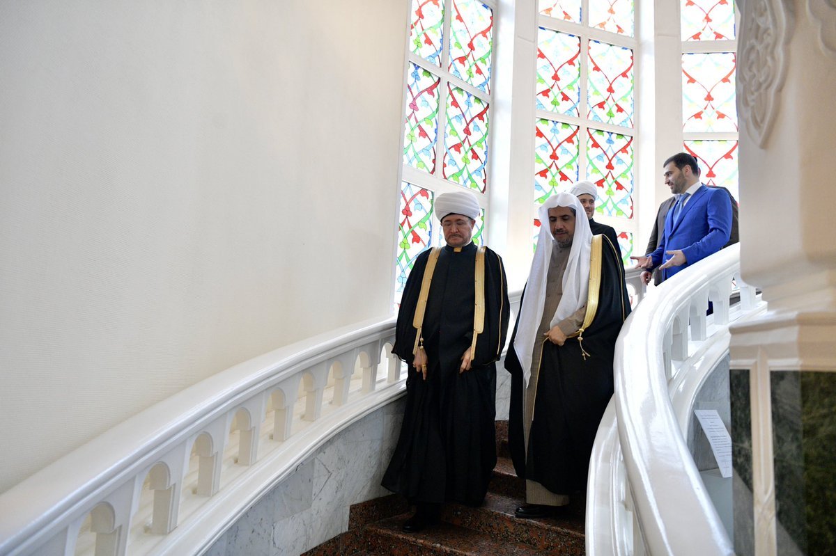 مفتی شیخ راوی عین الدین عزت مآب شیخ ڈاکٹر محمد العیسی کا ماسکو کی جامع مسجد میں استقبال کررہے ہیں