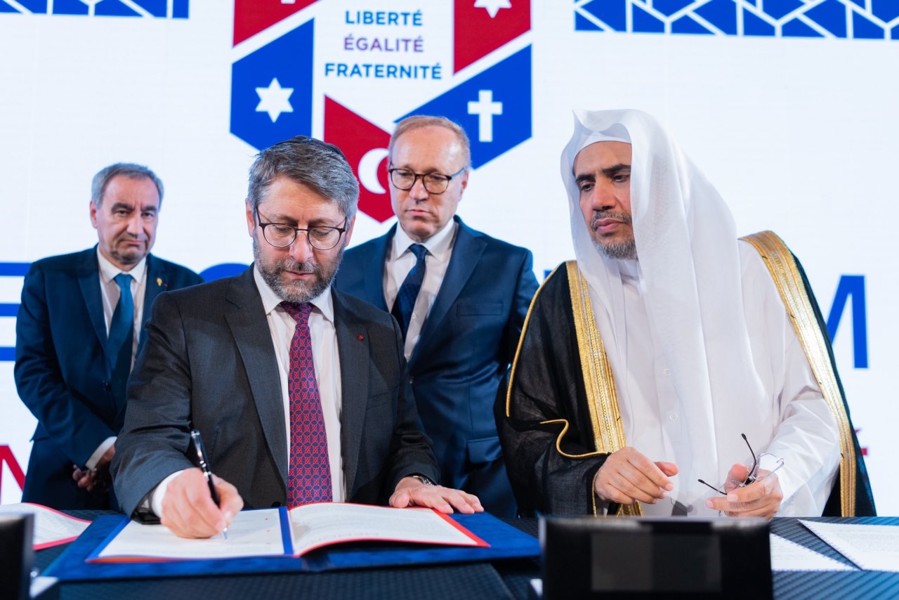 Un évènement historique :  La signature des accords de Paris pour la famille abrahamique en présence des responsables religieux  français juifs catholiques orthodoxes protestants avec l’organisation la participation la signature du SG de la LIM ainsi que le soutien de la FIF.