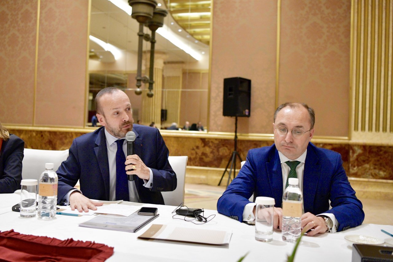 شیخ ڈاکٹر محمد العیسی نے ریاض میں وزراء اور اساتذہ پر مشتمل ایک اعلی فرانسیسی وفد سے ملاقات کی