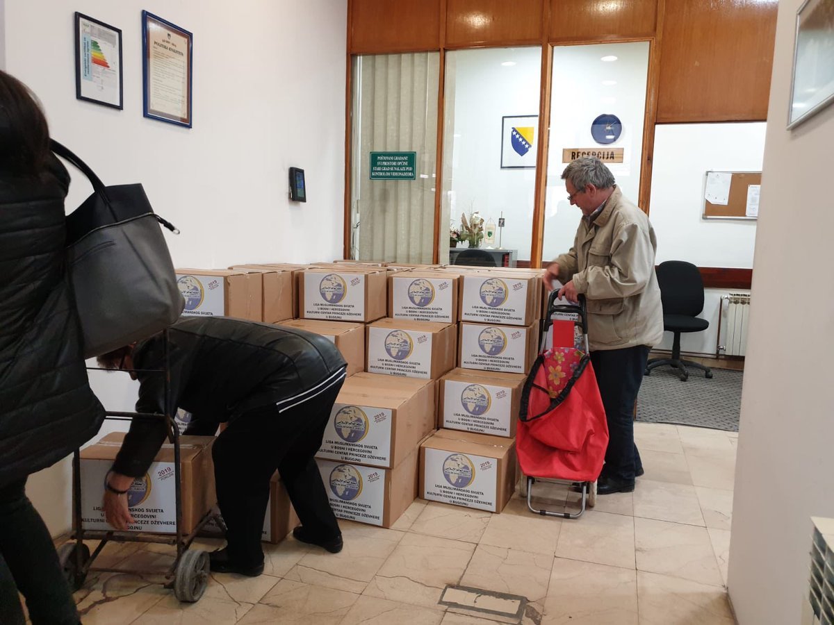 رابطة العالم الإسلامي توزع سلالاً غذائية على المحتاجين في سراييفو بجمهورية البوسنة والهرسك، بالتعاون مع الجهات الحكومية وحضور رئيس بلدية ستاري