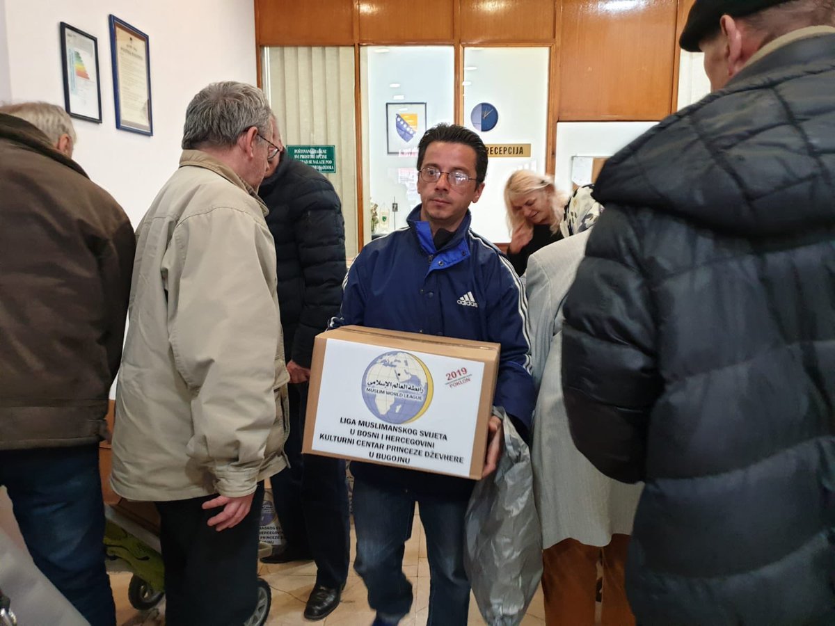 رابطة العالم الإسلامي توزع سلالاً غذائية على المحتاجين في سراييفو بجمهورية البوسنة والهرسك، بالتعاون مع الجهات الحكومية وحضور رئيس بلدية ستاري