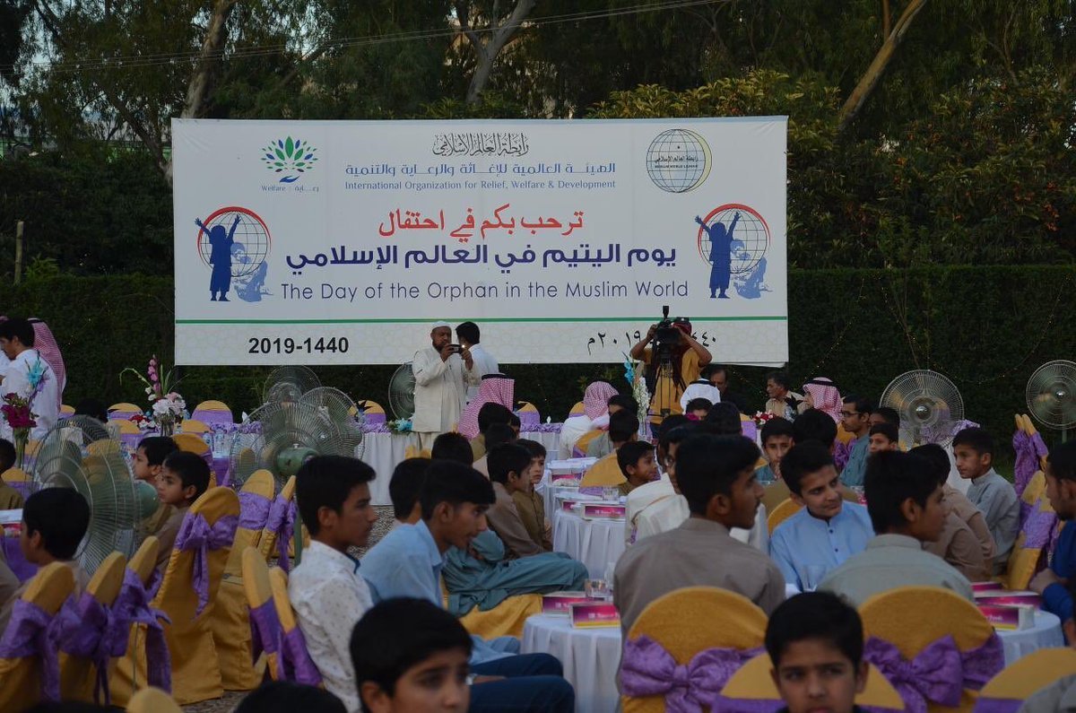 رابطة العالم الإسلامي قدمت في باكستان الرعاية الشاملة والمتميزة لعدد كبير من الأيتام حيث يدير مكتبها في إسلام آباد ثلاثة دور للأيتام و تضم أكثر من ألف وخمسمائة يتيم ويتيمة تُقدم لهم جميع متطلبات الحياة على مدار الساعة بإشراف حكومي