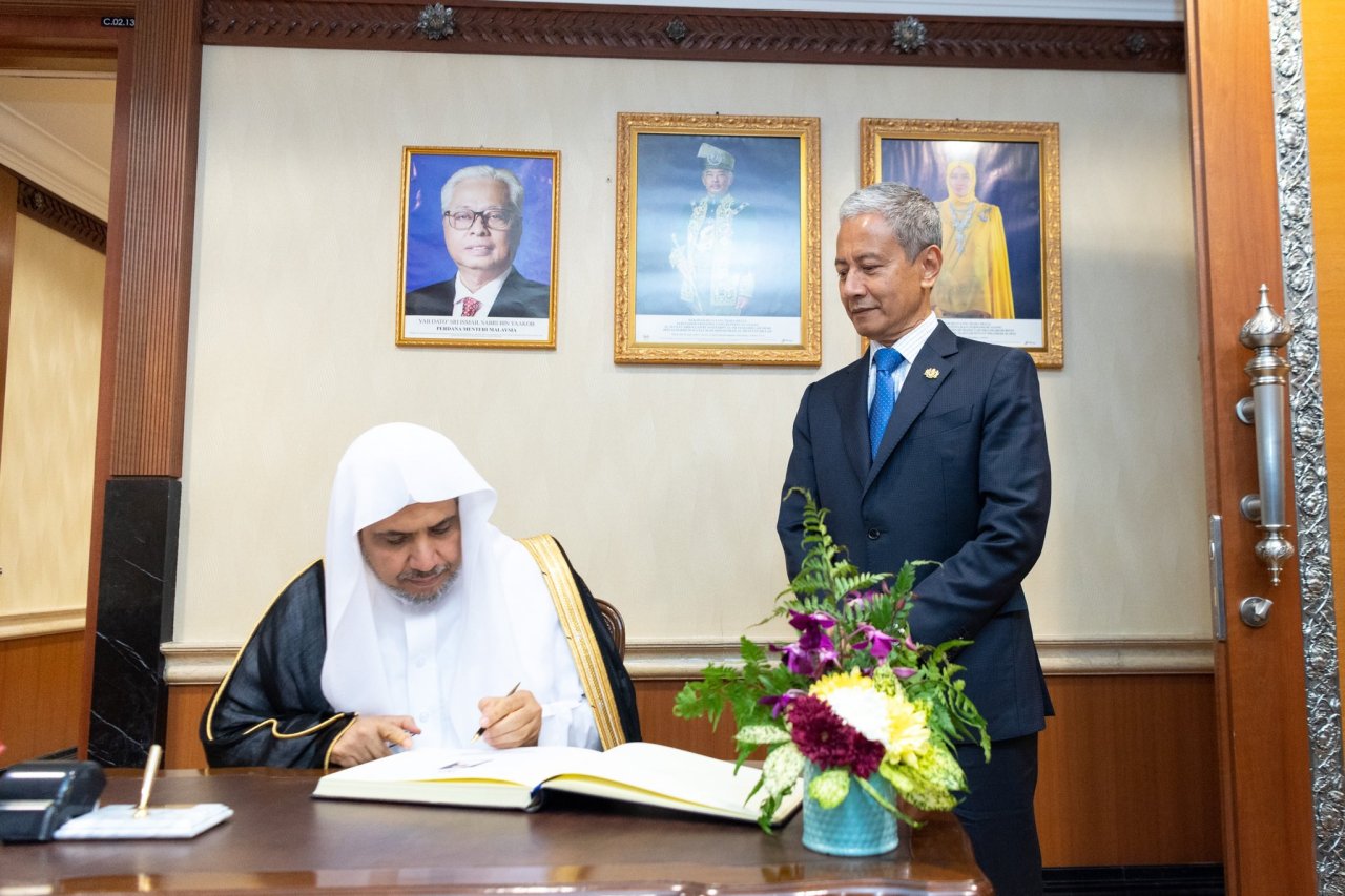 استقبل معالي رئيس برلمان ماليزيا، داتو أزهر عزيزان، بمقر البرلمان في كوالالمبور، معالي د. محمد العيسى‬⁩