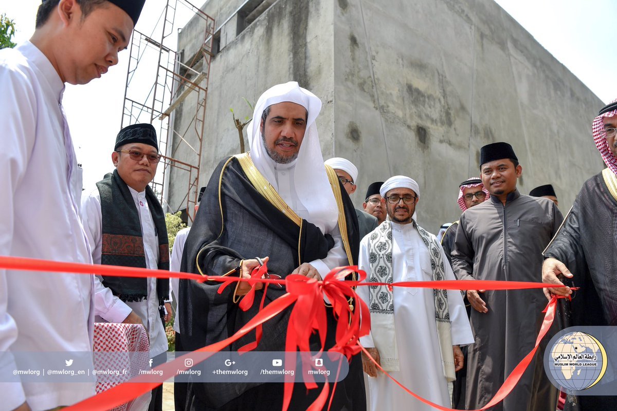 معالي الأمين العام ملتقياً أثناء زيارته لإندونيسيا طلاب مدارس تحفيظ القرآن الكريم حيث رحبوا به وشاركوه فرحة افتتاح عدد من مدارس التحفيظ