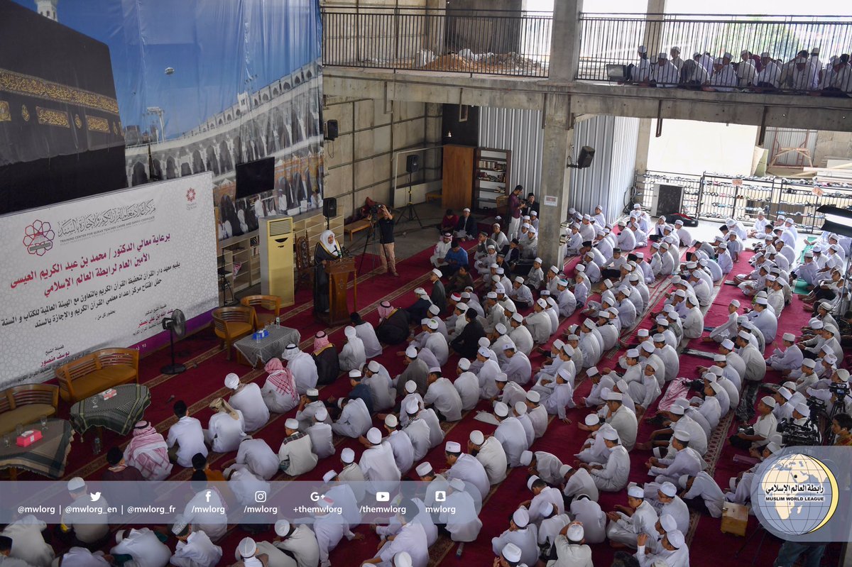 معالي الأمين العام ملتقياً أثناء زيارته لإندونيسيا طلاب مدارس تحفيظ القرآن الكريم حيث رحبوا به وشاركوه فرحة افتتاح عدد من مدارس التحفيظ