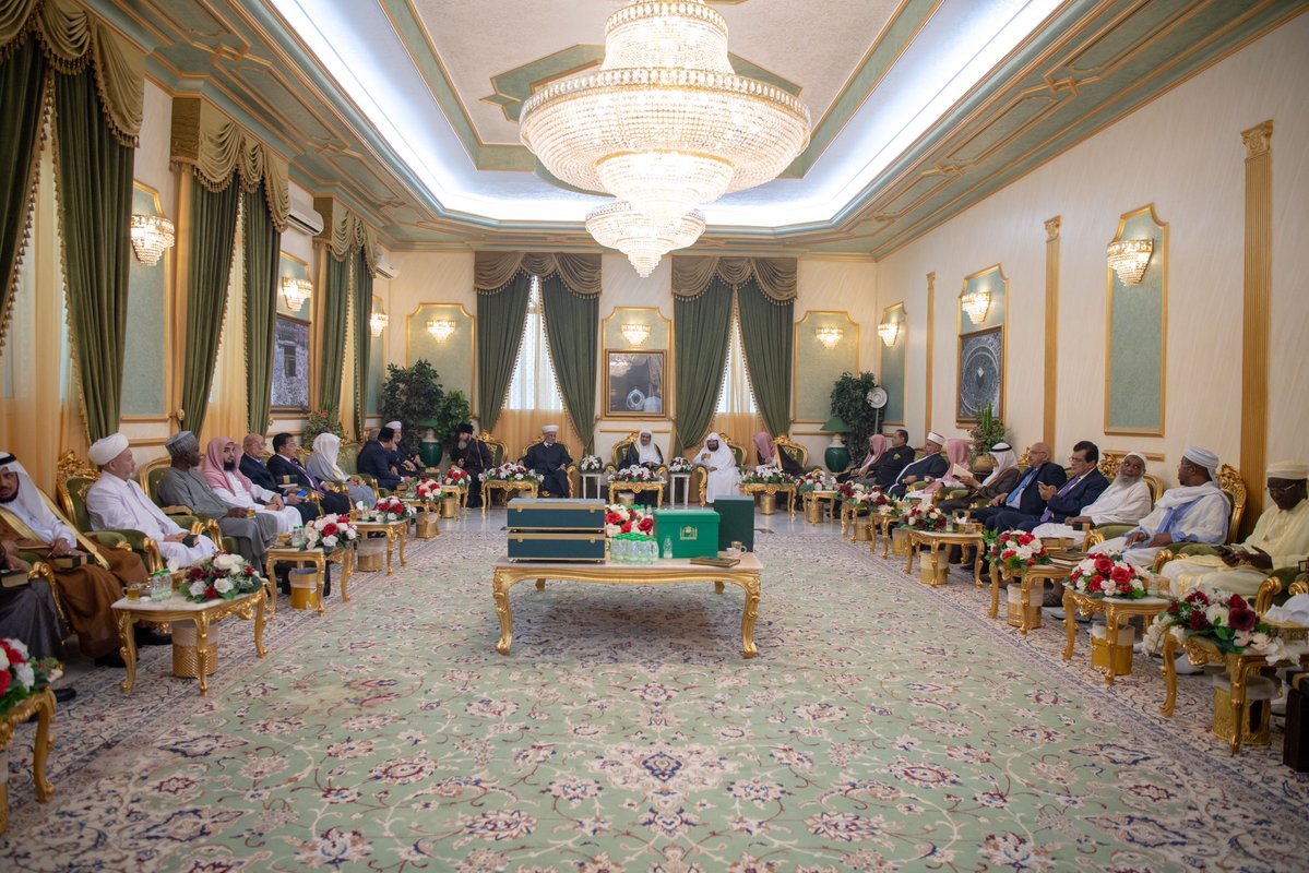 ‫معالي الشيخ د.عبدالرحمن السديس يحتفي بأصحاب السماحة والفضيلة والمعالي رئيس وأعضاء المجلس الأعلى لـرابطة العالم الإسلامي‬