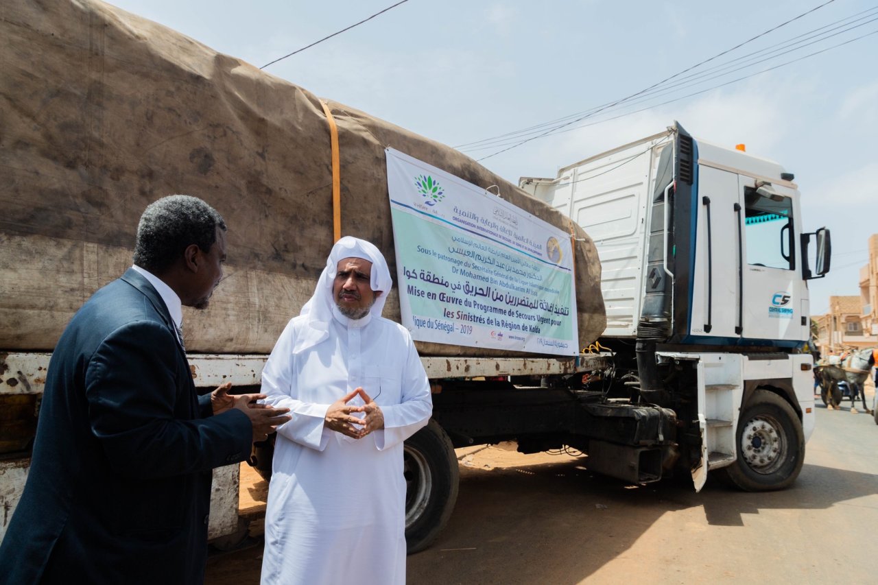 براعظم افریقہ میں رابطہ عالم اسلامی کے انسانی پروگراموں کے ضمن میں عزت مآب شیخ ڈاکٹر محمد العیسی نے ڈاکار کے مضافات میں فوری ریلیف کا آغاز اور سینیگالی شہر کولڈا کی طرف ہنگامی قافلہ روانہ کیا ۔