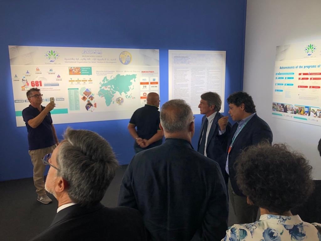 یورپی پارلیمنٹ کے صدر ڈیوڈ ساسولی نے عزت مآب شیخ ڈاکٹر محمد العیسی سے ورلڈ ریمینی فورم میں رابطہ عالم اسلامی کے ونگ میں ملاقات کرکے اپنی دوستی پر فخر کا اظہار کرتے ہوئے  کہاکہ  ہم ان کی  پارلیمنٹ میں حاضری اور لیکچر کے منتظر ہیں۔