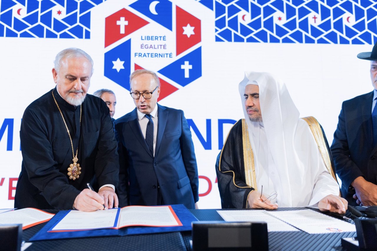 Un évènement historique :  La signature des accords de Paris pour la famille abrahamique en présence des responsables religieux  français juifs catholiques orthodoxes protestants avec l’organisation la participation la signature du SG de la LIM ainsi que le soutien de la FIF.